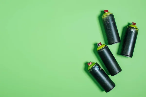 Ovanifrån Ordnade Dosor Med Aerosol Färg Isolerad Grön — Stockfoto