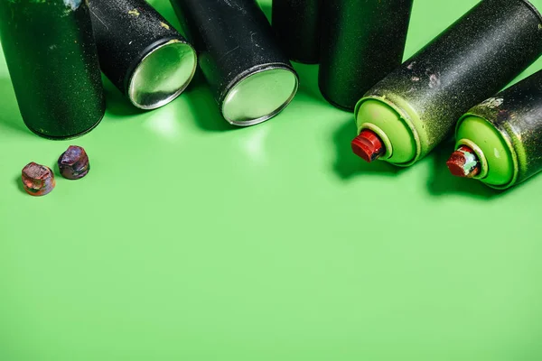 Vista Perto Latas Dispostas Com Tinta Aerossol Isolado Verde — Fotografia de Stock