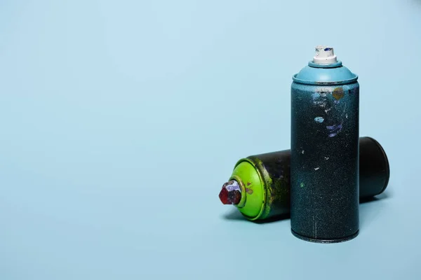 Vista Perto Latas Dispostas Com Tinta Aerossol Isolado Azul — Fotografia de Stock