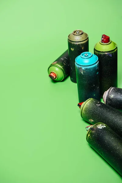 Vista Perto Latas Dispostas Com Tinta Aerossol Isolado Verde — Fotografia de Stock