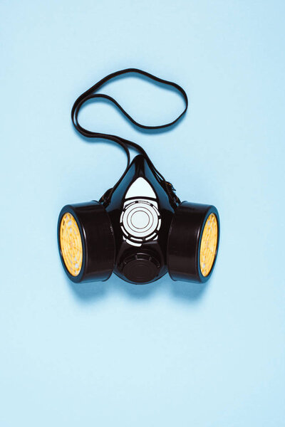 крупный план защитной маски, изолированной на синем
