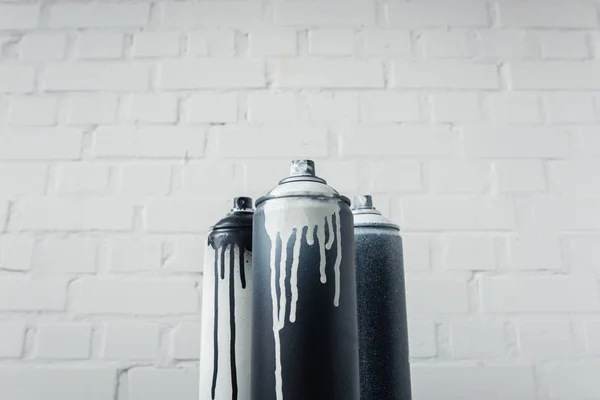Close View Spray Paint Cans Brick Wall Background — Stock Photo, Image