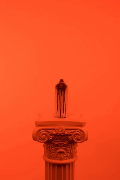 Orangefarbenes Bild Von Aerosolfarbe Dose Auf Säule — Stockfoto