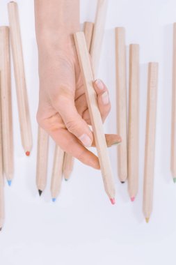 pembe pastel renkli boya kalemi ile üzerine beyaz tutan kişi kırpılmış atış