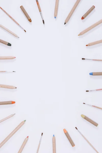 Vue Dessus Cadre Rond Crayons Pinceaux Isolés Sur Blanc — Photo gratuite