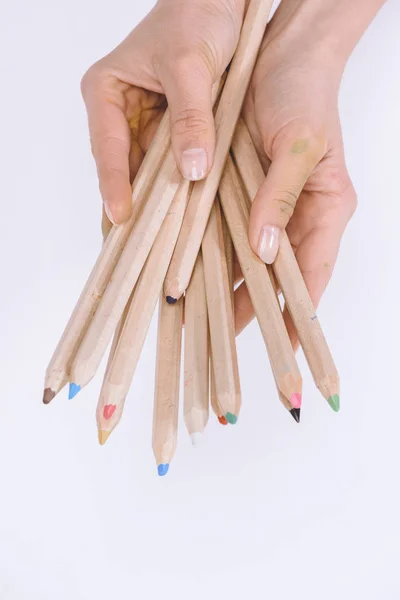 Kısmi Görünümünü Üzerinde Beyaz Izole Renkli Boya Kalemi Tutan Eller — Stok fotoğraf