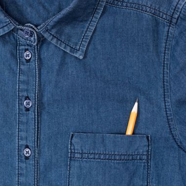 şık denim gömlek cebinde kalem ile yakından görmek   