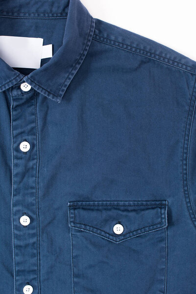 крупный план стильной джинсовой рубашки с пустой этикеткой
