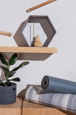 tütsü sopa ahşap raf ile çerçeve içinde küçük heykel Buda yoga bitki paspaslar