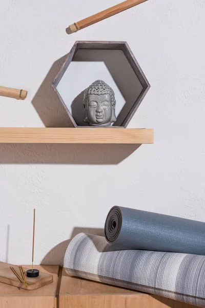 Escultura Cabeça Buddha Armação Tapetes Ioga Com Paus Incenso — Fotografia de Stock Grátis