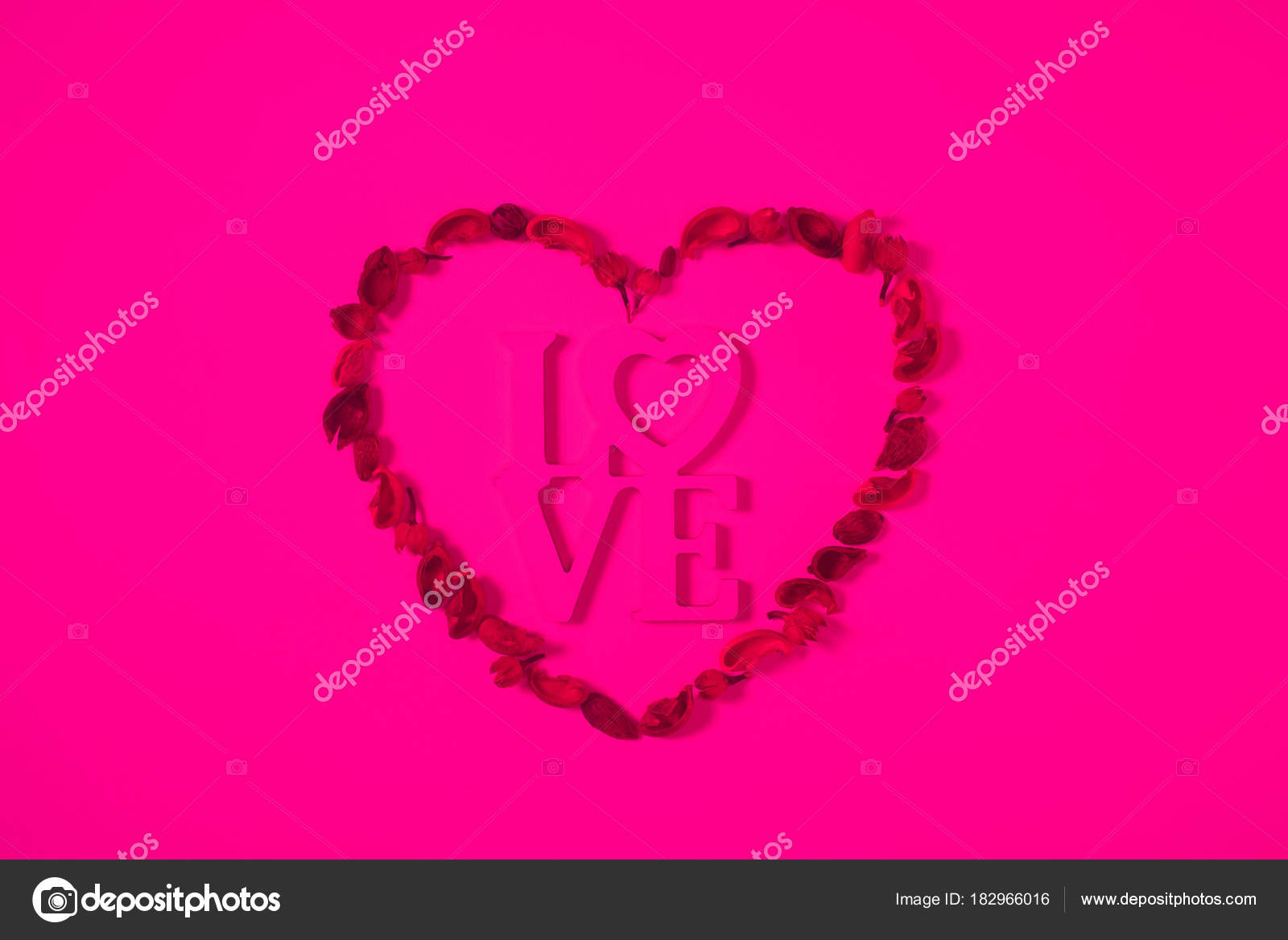 Vista superiore del cuore da frutta secca con la parola amore isolato sul colore rosa — Foto di KostyaKlimenko