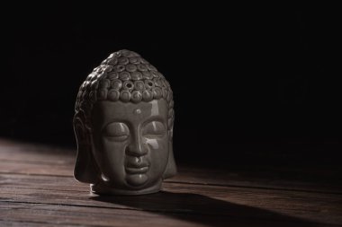 ahşap masa başında Buda heykeli