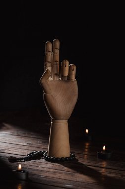 prana mudra hareketi ile ahşap el