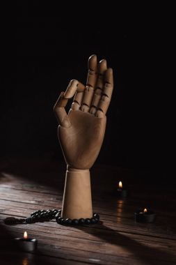 gyan mudra hareketi ile ahşap el
