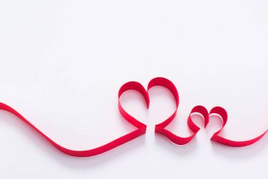 Şerit üzerinde beyaz, Sevgililer günü kavramı üzerinden iki kırmızı kalp