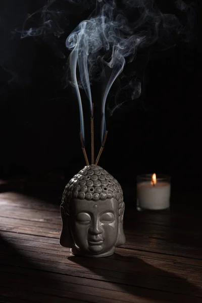 Sculptuur Van Buddha Hoofd Met Het Branden Van Wierook Stokjes — Stockfoto