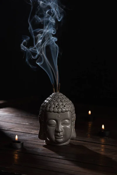 Skulptur Des Buddhakopfes Mit Brennenden Räucherstäbchen Und Kerzen Auf Dem — Stockfoto