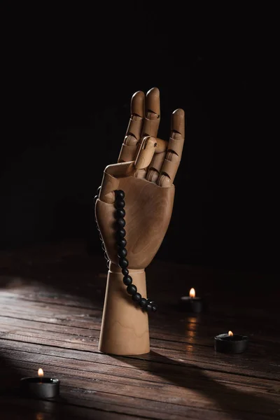 Mão Madeira Com Gesto Prithvi Mudra Rosário — Fotos gratuitas
