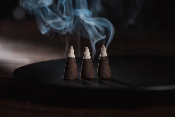 Drei Brennende Räucherstäbchen Mit Blauem Rauch — Stockfoto