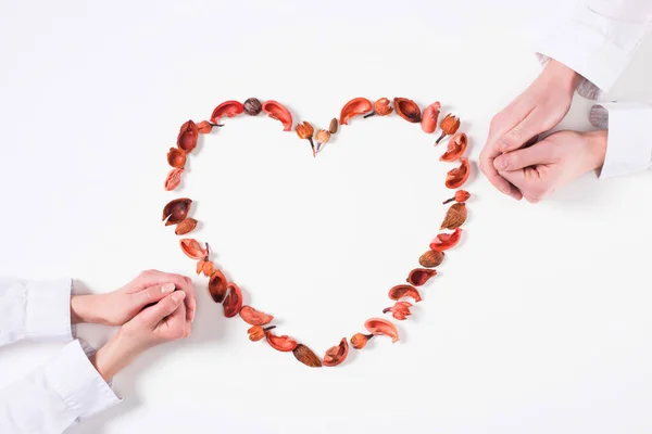 Sevgililer Günü Beyaz Izole Kalp Oturan Çiftin Kırpılmış Görüntü — Stok fotoğraf