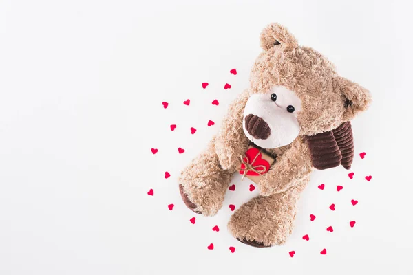 Draufsicht Auf Teddybär Mit Herzförmigem Geschenkkarton Und Papierherzen Isoliert Auf — Stockfoto