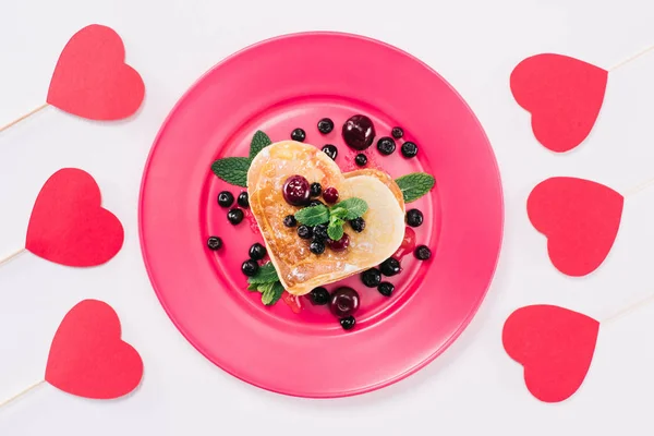 ハート型のパンケーキと紙心白 バレンタインデー概念で隔離の平面図 — ストック写真