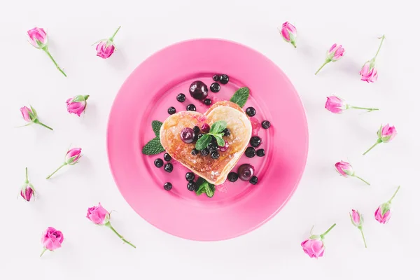 Vista Dall Alto Pancake Forma Cuore Rose Rosa Isolate Bianco — Foto Stock