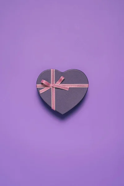 紫色的心形礼品盒关闭视图 — 图库照片