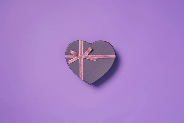 Κλείνω Πάνω Θέα Του Δώρο Κουτί Σχήμα Καρδιάς Απομονώνονται Μωβ — Φωτογραφία Αρχείου