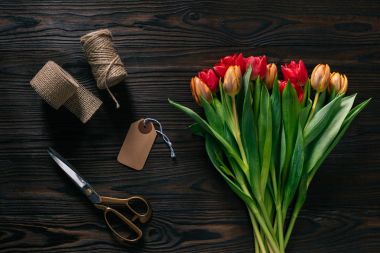 Düzenlenmiş laleler, halat, makas ve şerit dekorasyon ahşap yüzeyde için Üstten Görünüm