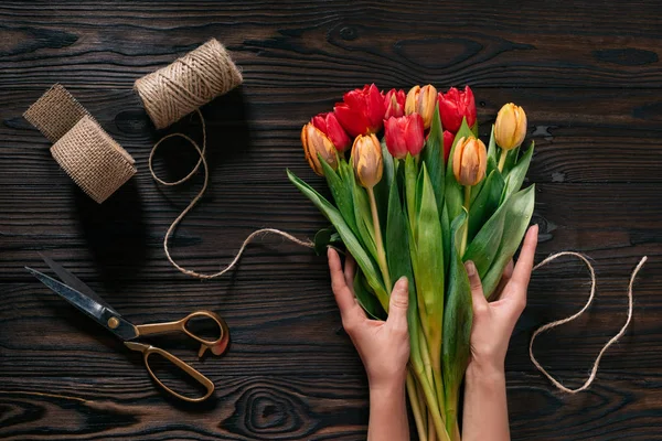 Partial View Female Hands Rope Scissors Bouquet Flowers Wooden Surface — Stock Photo, Image