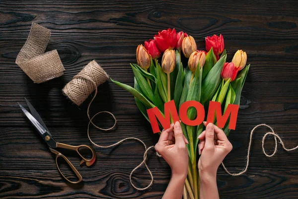 Partial View Woman Mom Lettering Hands Bouquet Tulips Wooden Tabletop — Stock Photo, Image