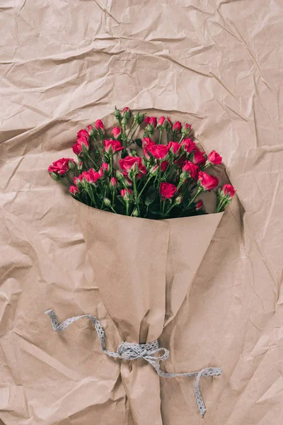 包装紙バラの美しい花束のトップ ビュー — ストック写真