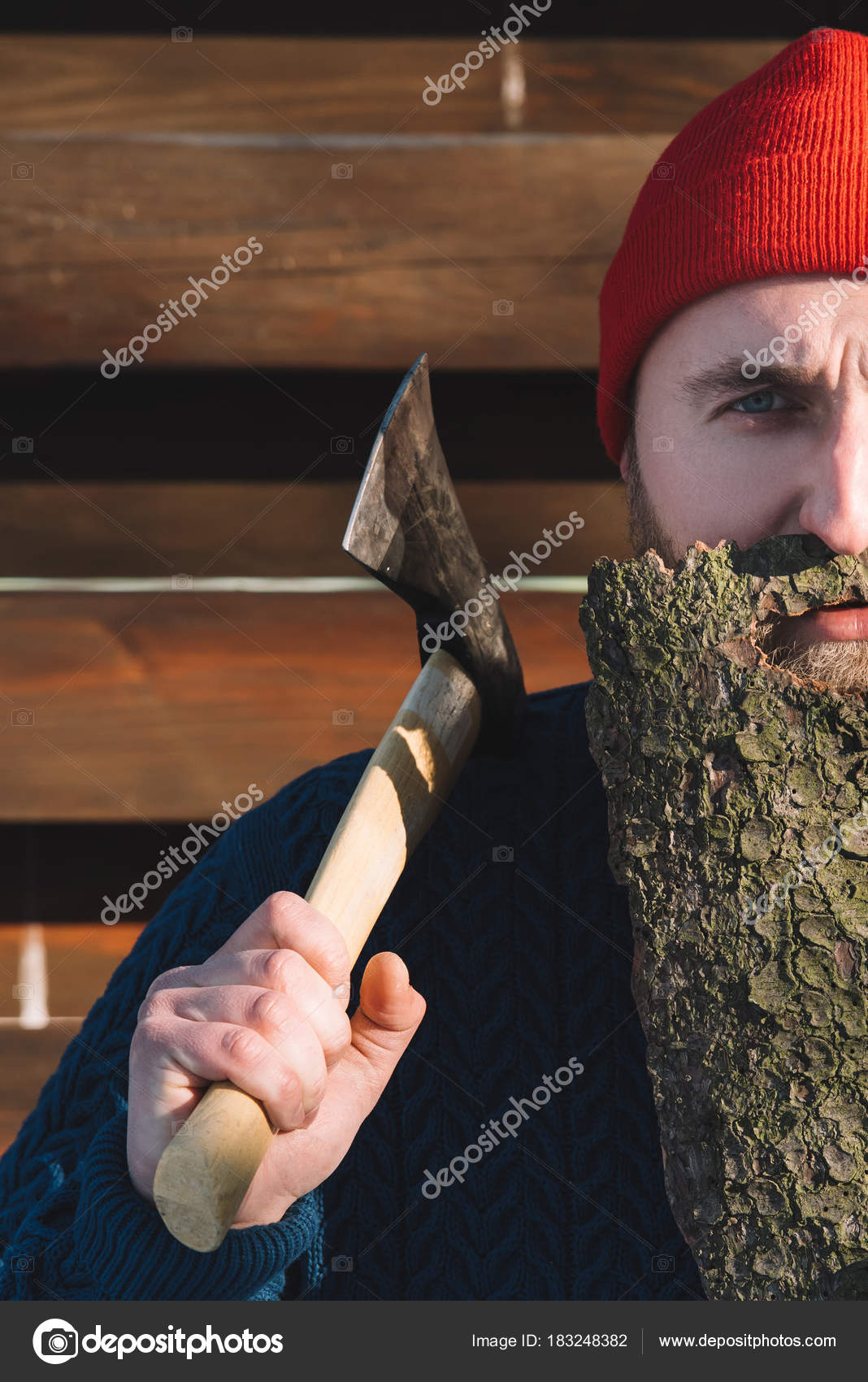 木製のひげを持つ男のクロップ撮影樹皮や屋外で斧手に 無料のストック写真 C Kostyaklimenko 124
