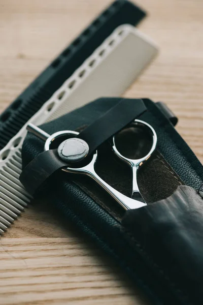 Close View Scissors Combs Hairstyling Wooden Tabletop — Stock Photo, Image