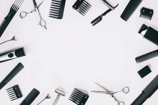 Ansicht Von Oben Nach Anordnung Verschiedener Friseurwerkzeuge Isoliert Auf Grau — Stockfoto