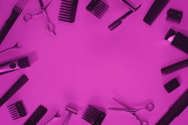 紫に分離された様々 な理容室ツールの配置平面図 — ストック写真