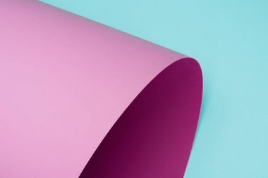 pembe kağıt üzerinde turkuaz izole bükülmüş 