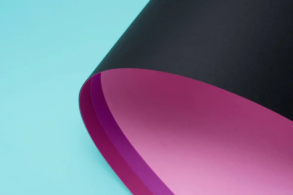 ターコイズに分離された黒とピンクの紙のロール  — 無料ストックフォト