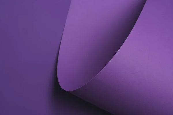 紙で作られた抽象的な暗い紫色の背景 — ストック写真