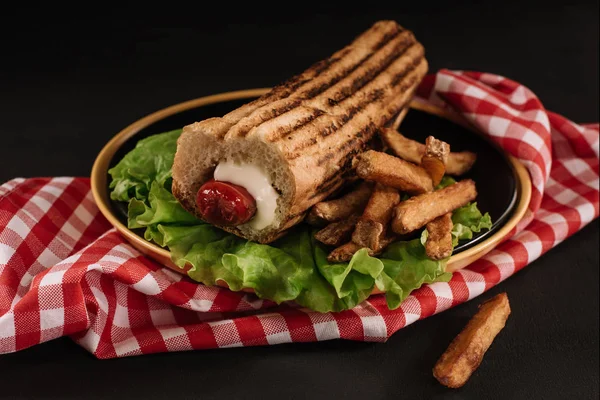 Κοντά Shot Της Νόστιμα Γαλλικά Hot Dog Τηγανητές Πατάτες Στο — Φωτογραφία Αρχείου