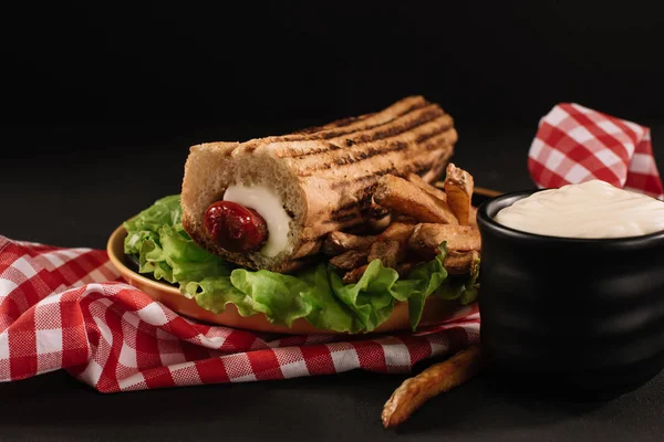 Nature Morte Con Hot Dog Francese Con Patatine Fritte Sul — Foto Stock