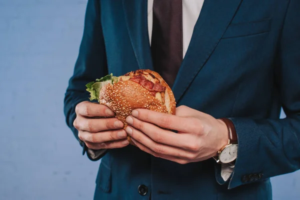 Tiro Cortado Homem Negócios Terno Segurando Hambúrguer — Fotografia de Stock
