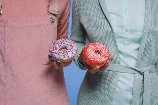 Tiro Recortado Mulheres Segurando Donuts Envidraçados — Fotografia de Stock Grátis