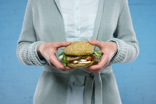 Tiro Cortado Mulher Segurando Hambúrguer Vegan Verde — Fotografia de Stock