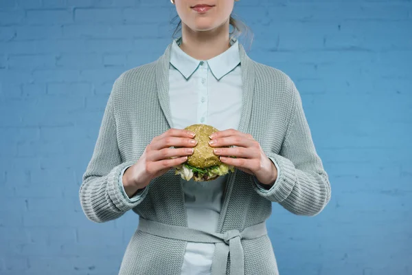 Vágott Lövés Fiatal Gazdaság Zöld Vegán Burger Előtt Kék Téglafal — Stock Fotó