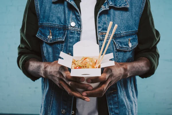 Recortado Disparo Hombre Afroamericano Chaqueta Mezclilla Celebración Caja Fideos Chinos —  Fotos de Stock