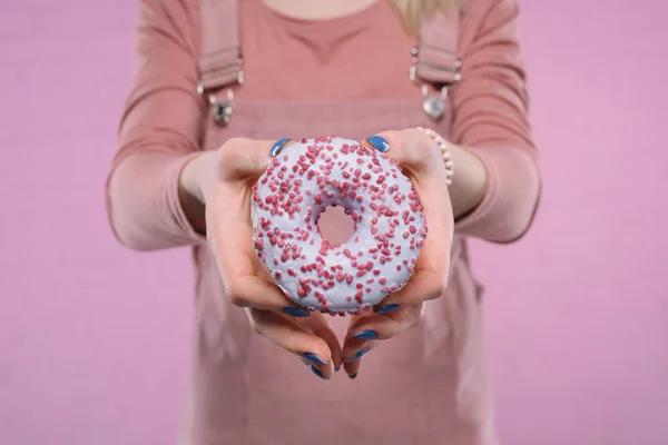 Tiro Cortado Mulher Mostrando Delicioso Donut Envidraçado Câmera — Fotografia de Stock