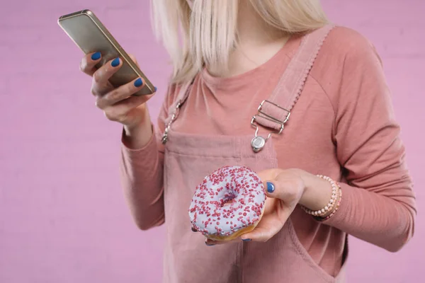 Schnappschuss Von Junger Frau Mit Donut Und Smartphone — Stockfoto