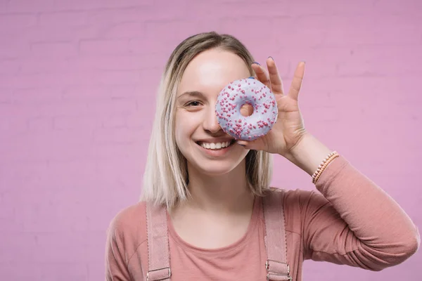 Heureuse Jeune Femme Couvrant Oeil Avec Beignet Glacé — Photo